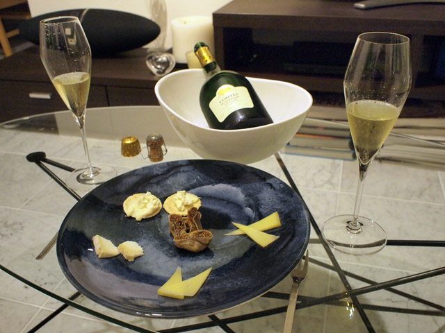 Comtes de Champagne 2000とチーズのあるテーブルの光景。