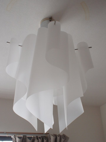 ドレープ状のシェードはポリプロピレン製。