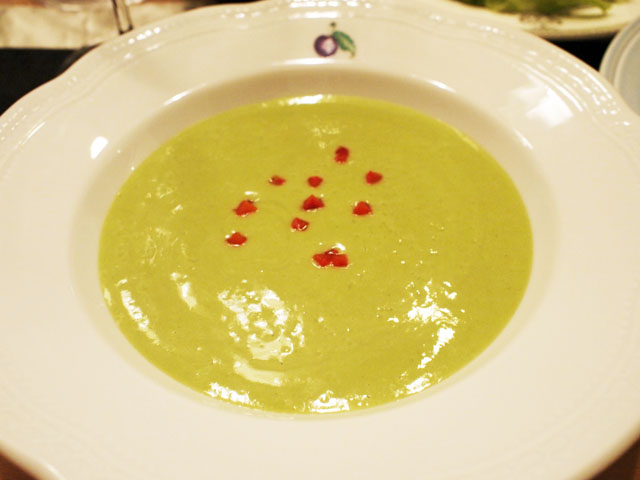 アボカド、パセリとクレソンのグリーンスープ。