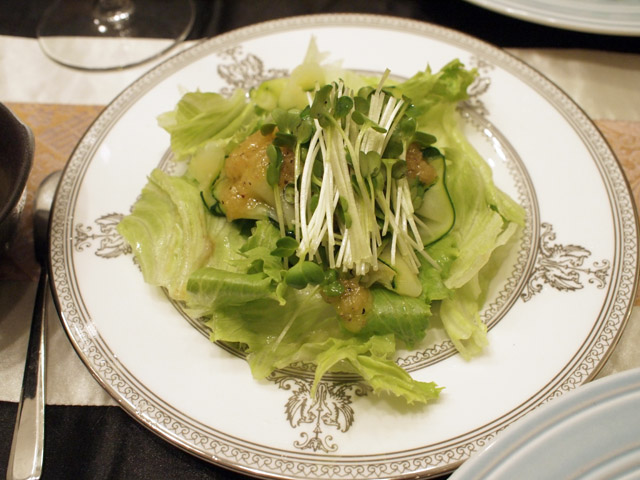 ズッキーニを冷製フェットチーネに見立てたグリーンサラダ。