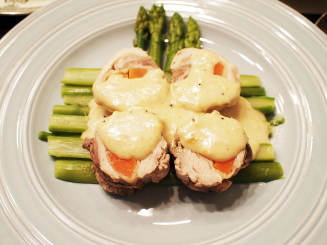 青竹のようなアスパラガスを敷いたチキンロール　レモンクリームソース。