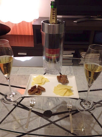 食後にソファーに移ってチーズと干しいちじくを出し、残りのシャンパーニュと共に。