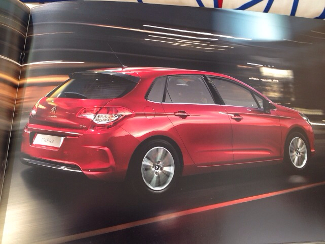 こちらはC4のカタログから。まっとうなデザインだが色気はやはりDS4に譲る。