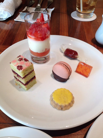 これはクリスチャン・カンプリーニセレクションの菓子。 これはクリスチャン・カンプリーニセレクションの菓子。