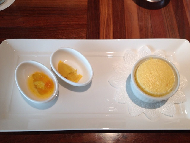 フルーツコンポートを添えたスフレ。卵の風味が良かった。夏のスフレは意外。 フルーツコンポートを添えたスフレ。卵の風味が良かった。夏のスフレは意外。