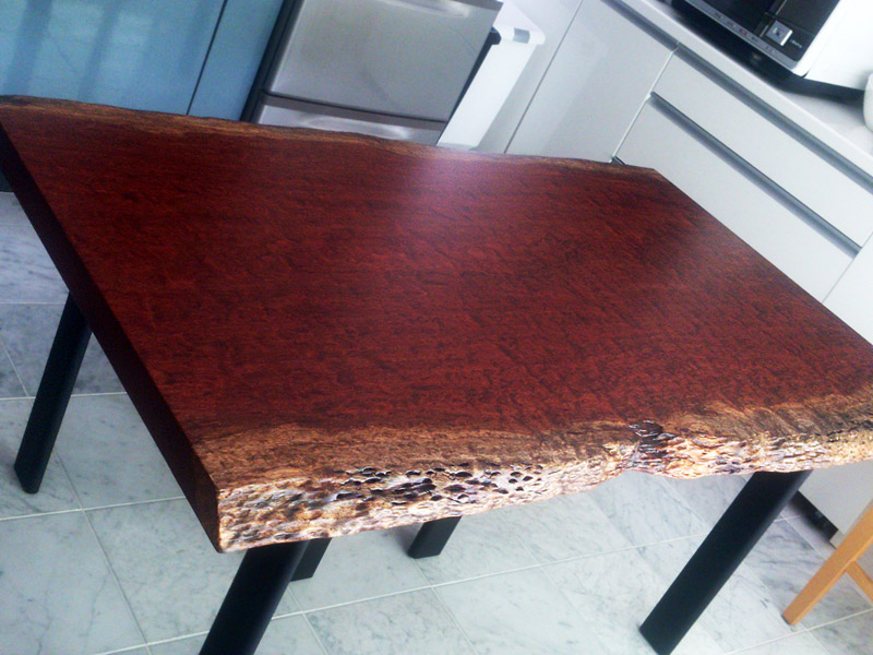 ブビンガの無垢板テーブル。（じょにお撮影）