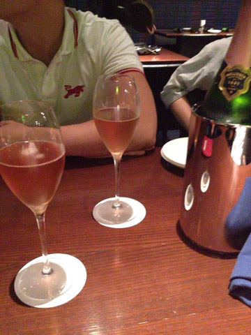 色は明るく澄んでいる。