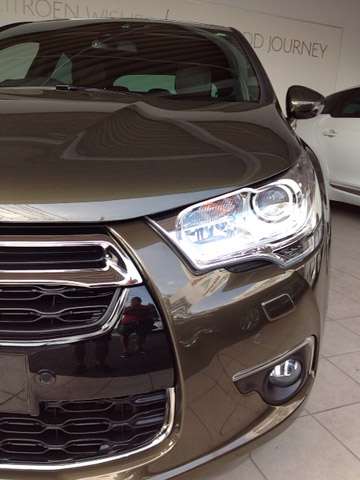 ディーラーで初顔合わせのDS4。色はブラウンヒッコリー。