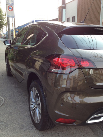 うーん、やはりこの色気は他社（車）にないもの。