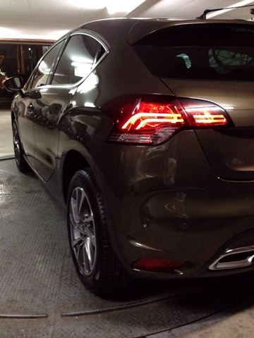 夜にはテールランプの凝った処理が色気を増す。