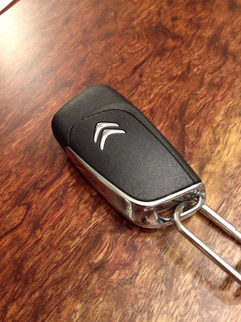 シトロエンのマーク（ダブルシェブロン）が入ったリモコンキー。