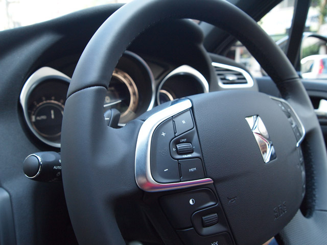 ステアリングは革巻きで、クルーズコントロールやメーターインフォメーションの操作スイッチなどが配置される。裏にはシフトパドルがある。