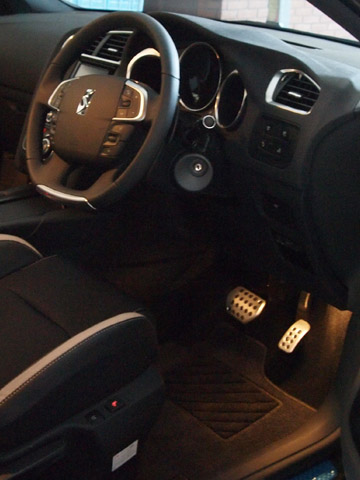 ルームアンビエントライト。足元やステアリングなどを照らす。