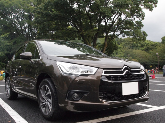 斜めから見たフロント。平たく見えるが、実際はもう少しこんもりしている。コーナーリングライトとしても機能するフロントフォグ、L字型のLEDポジショニングライトが備わる。