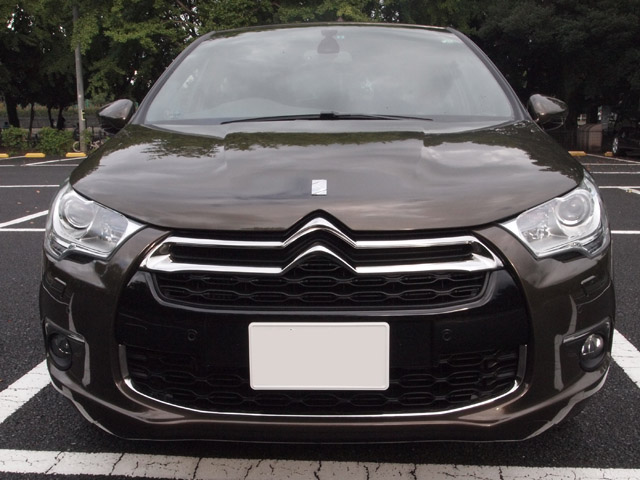 シトロエンだが、車体にはシトロエンのダブルシェブロンマークはない。従ってフロントグリルが唯一のダブルシェブロン。