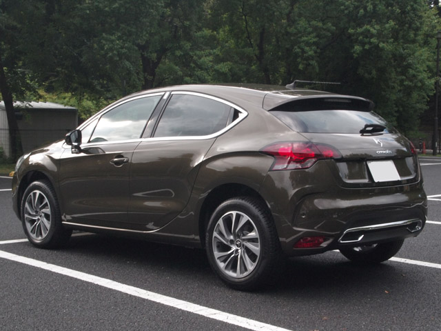 この斜めからの角度が一番DS4をセクシーに見せるかも。後方視界が云々言われているが、ルームミラーで見る後方視界はさほど悪くない。また、斜め後方はバックミラーのブラインドスポットモニターが補佐する。