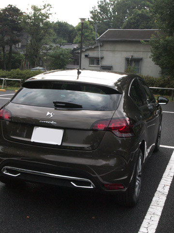 マフラーはツイン左右出し…に見えるかもしれないが、このクロームはダミー。実際の排気口は左片寄のツインで、下向きについている。