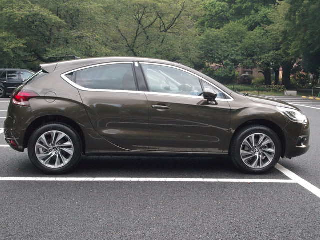 横から見るとSUVまでは行かないが背が高めに見え、かつ2ドアクーペのようにも見える（が実際は4ドア）という不思議なフォルム。