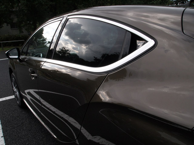 リアーのドアをハンドルをウィンドウ後端に隠すように収めることで、クーペのように見せている。かつてアルファロメオなどで見られた手法。