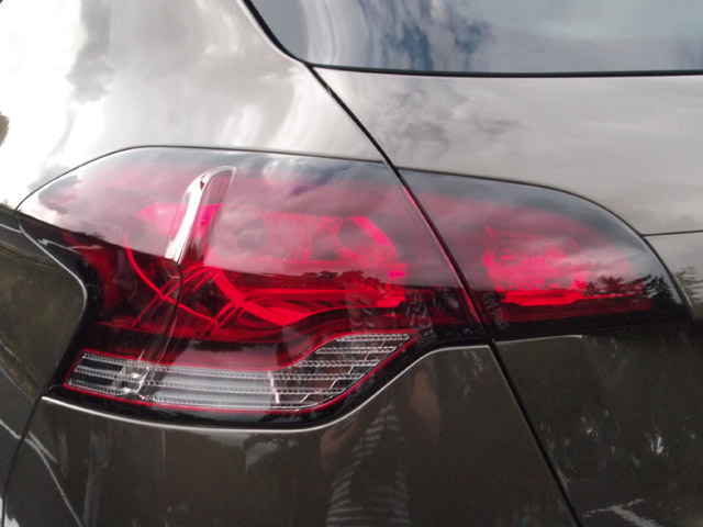 複雑なカットのリアコンビネーションランプ。夜間のLEDも組み込まれている。こういう凝ったところはDSならでは。