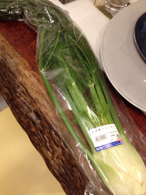 株が丸いかと思いきや、ちょっと平坦な形。葉もついていて立派。