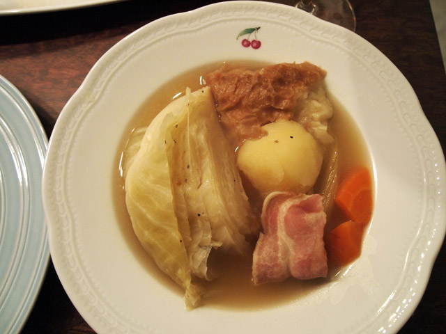 筋（皮）を剥いたフェンネルの茎が入ったポトフ風スープ。