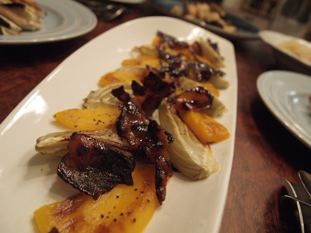 フェンネルのオーブン焼き、蜂蜜でキャラメリゼしたベーコン、黄パプリカのサラダ。