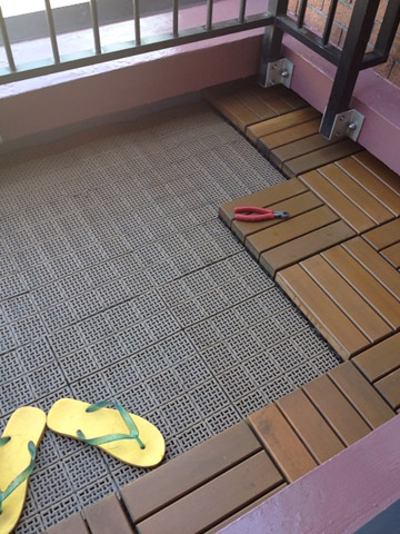 下地を敷き込んでから木材ボードを敷く。汚れていたのでピースごとに拭き掃除。 下地を敷き込んでから木材ボードを敷く。汚れていたのでピースごとに拭き掃除。