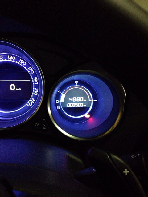 500kmの数字が下に。上はトリップメーター。 500kmの数字が下に。上はトリップメーター。