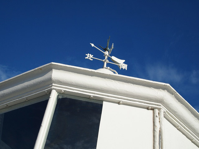 灯台の上の風見鶏。