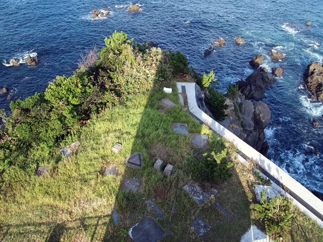 下を見ると古い灯台の土台の跡があった。