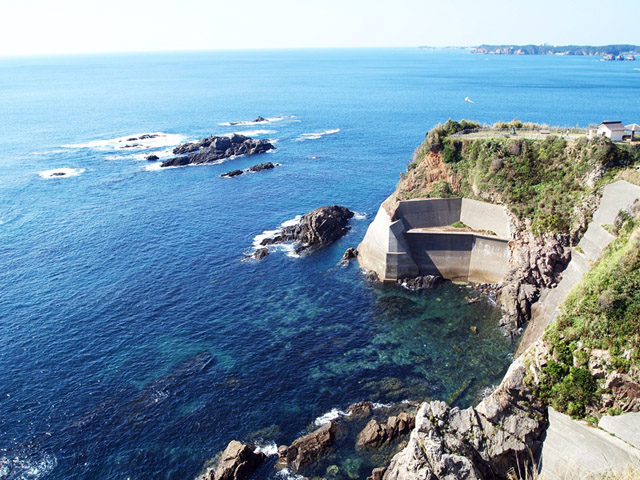 周辺の海は水が綺麗だ。磯釣りをしている人もいた。