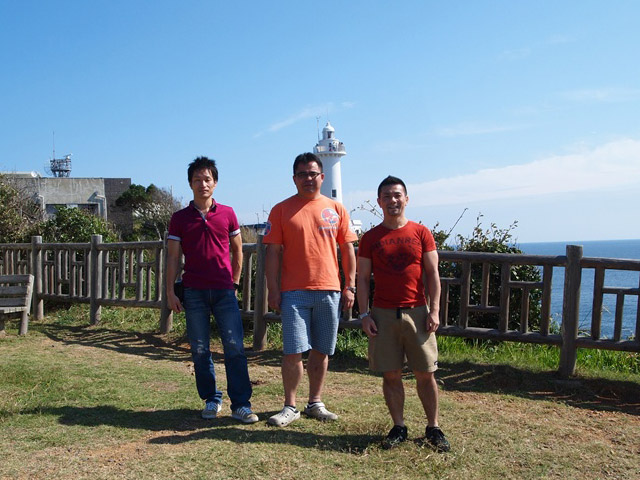 ここで3人で一枚。左から、まー、うーたん、俺。じょにおの指令でこういうのを撮ってこい、と。（笑）