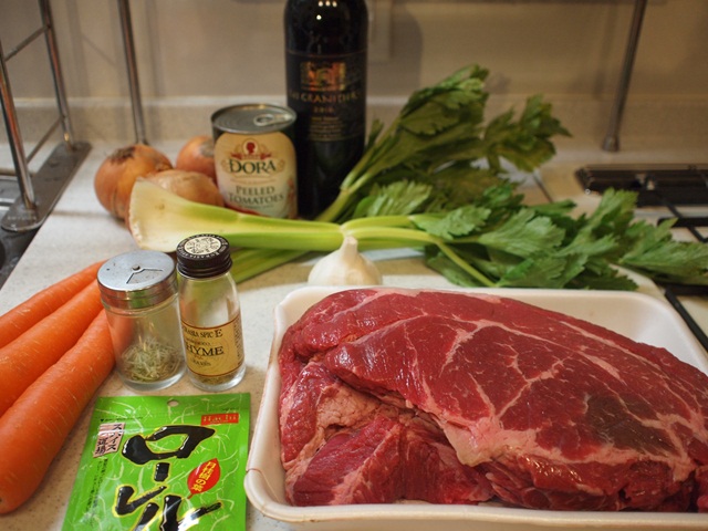 材料を用意。ソース仕上げ時のマッシュルームは画像に入ってない。（この時点で買い忘れてた　笑）