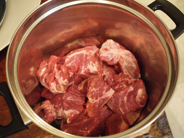 浸けてそのまま煮るので、切ったら寸胴鍋へ。