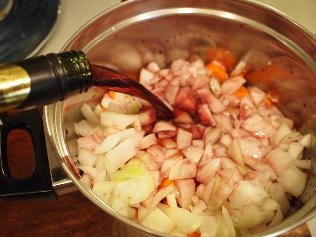 材料に赤ワインを注ぎ入れて…