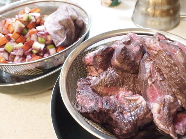 浸けた肉と野菜を分けてワインを切る。