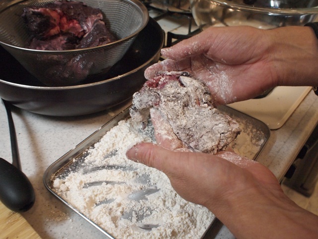 粉を焼く直前に薄くはたいて…