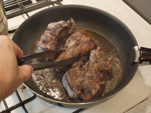 焼き目をつける。肉のおいしさを閉じ込めるためでもある。