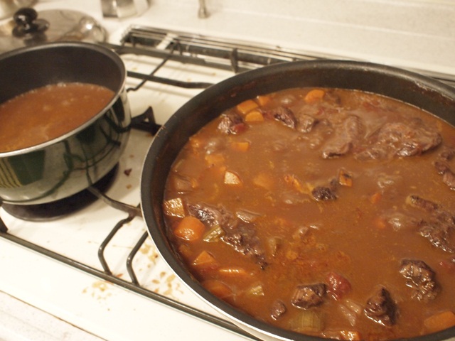 別鍋（左向こう）でも煮詰めつつ。