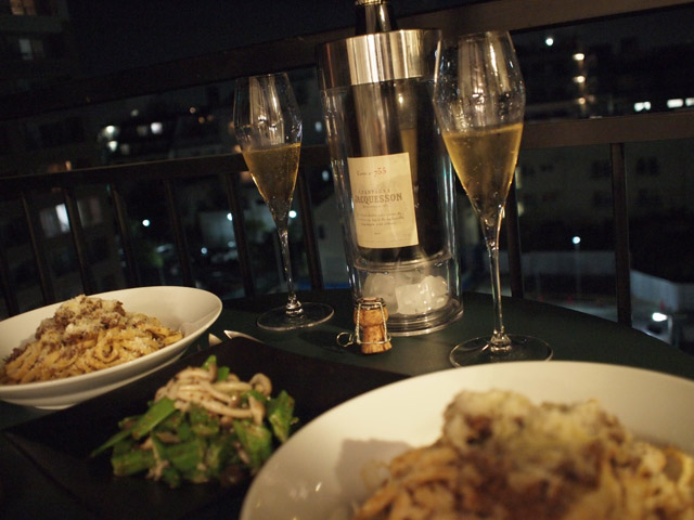 ボロネーズソースのパスタとともに。バランスを考えて茹で野菜のサラダも。