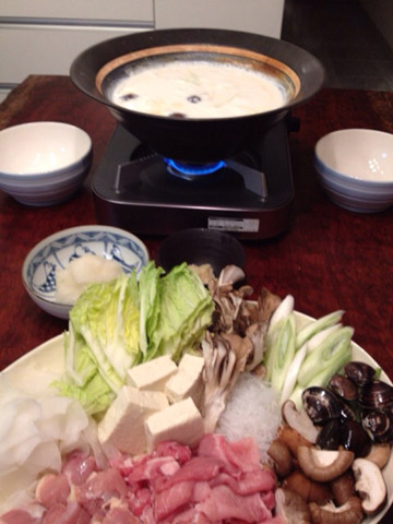 スープに味付けしておいてポン酢不要で食べる。具材はあまりアクのでない物をお好みで。 スープに味付けしておいてポン酢不要で食べる。具材はあまりアクのでない物をお好みで。