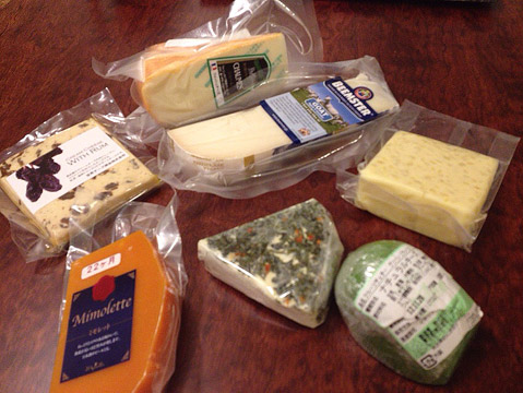 チーズ各種。画像補正したけど、ちょっとピンぼけ。 チーズ各種。画像補正したけど、ちょっとピンぼけ。