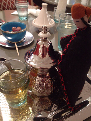 バーベナティーでひと息。人形はポットの持ち手をつかむためのもの。 バーベナティーでひと息。人形はポットの持ち手をつかむためのもの。