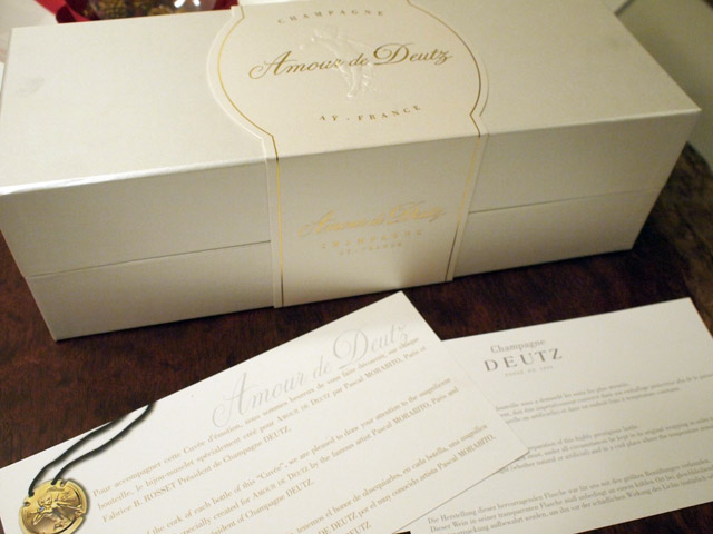 箱には説明書きが2つ添付されている。