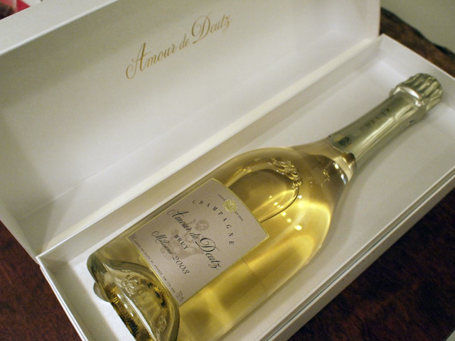 箱を開けると透明な瓶が現れる。