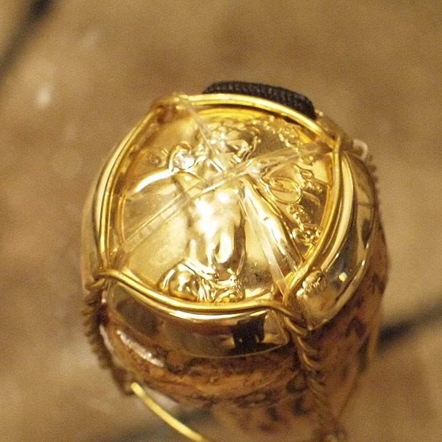 天使の左手にはダイヤモンド。透明なシリコンバンドがかけられていて何かと思えば…