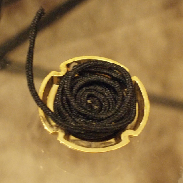 ペンダントにする紐が仕込まれていたのだった。ちなみに、普通のミュズレーよりかなり厚みがある。