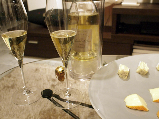 色はほんのわずかに緑色に振れているが、ペールゴールドのブラン・ド・ブランらしい色。