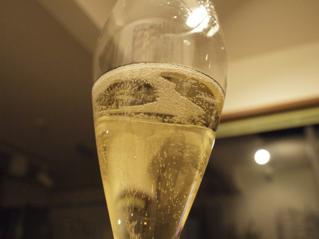 長く続く泡。